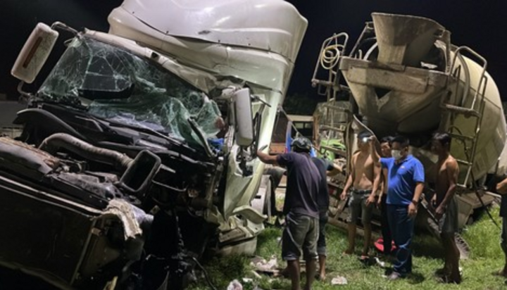 Tin tức tai nạn giao thông mới ngày 8/5: Xe đầu kéo gãy đôi sau tai nạn liên hoàn, 2 tài xế bị thương