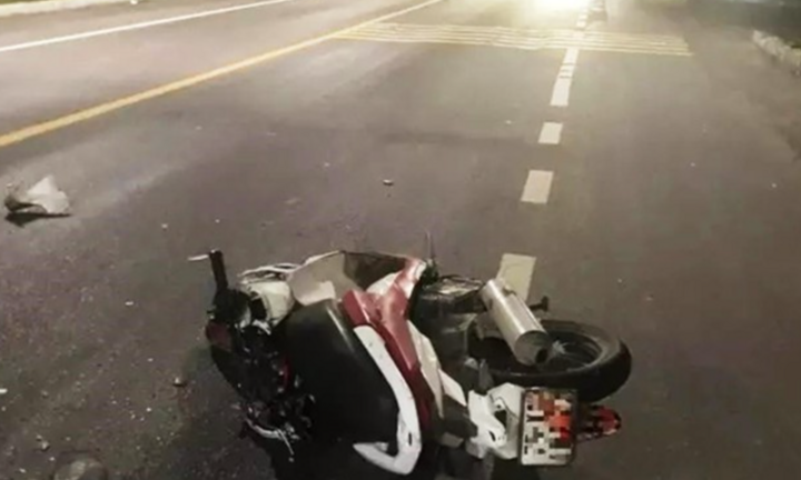 Tin tức tai nạn giao thông mới ngày 13/5: Xe máy ‘dính đuôi’ ô tô bị kéo lê hàng trăm mét