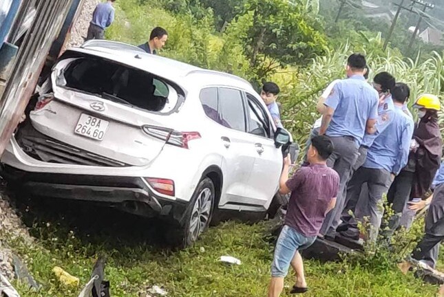 Tin tức tai nạn giao thông mới ngày 17/5: Ô tô chở 5 người bị tàu hoả tông lao xuống ruộng