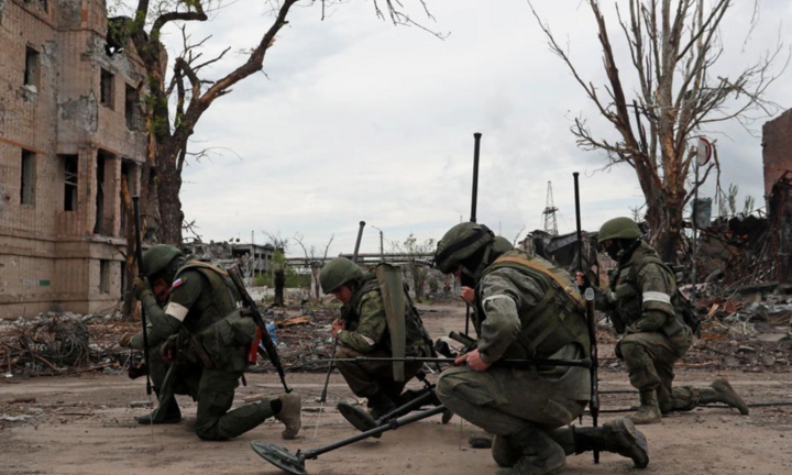 Lính Nga bắt đầu rà phá bom mìn trong nhà máy thép Azovstal