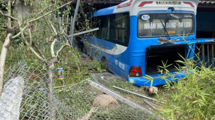 Tin tức tai nạn giao thông mới ngày 1/6: Xe khách chở 28 người mất lái tông sập nhà dân