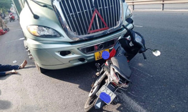 Tin tức tai nạn giao thông mới ngày 13/6: Xe container kéo lê xe máy hàng chục mét, hai người thương vong