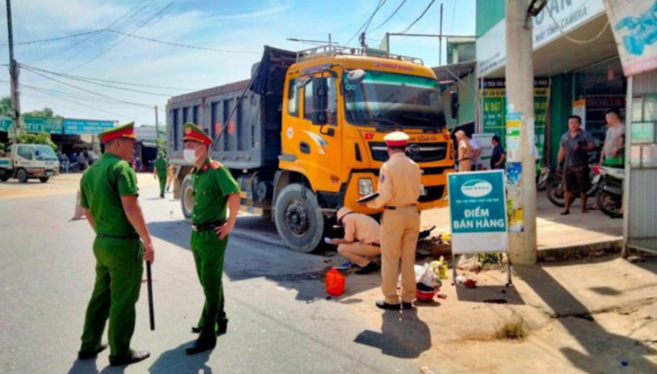 Tin tức tai nạn giao thông mới ngày 15/6: Hai mẹ con thương vong sau va chạm với xe tải