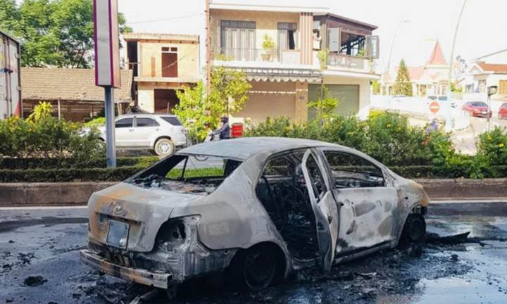 Tin tức tai nạn giao thông mới ngày 18/6: Ô tô con bốc cháy dữ dội sau va chạm với xe tải