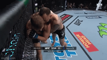 Video: Lĩnh trọn cú đòn gối cực mạnh, ‘Hiệp sĩ D'Arce’ đổ gục