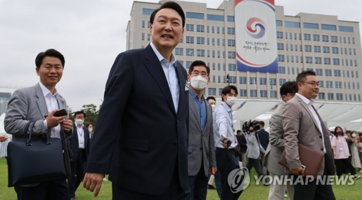 Tổng thống Hàn Quốc tổ chức tiệc tân gia ở văn phòng mới