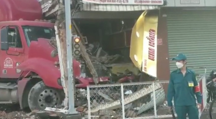 Tin tức tai nạn giao thông mới ngày 24/6: Xe container tông đổ dải phân cách, lao vào tiệm vàng trên đường