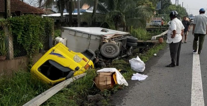 Tin tức tai nạn giao thông mới ngày 25/6: Xe tải nổ lốp tông sập taluy rồi lật ngang xuống rạch