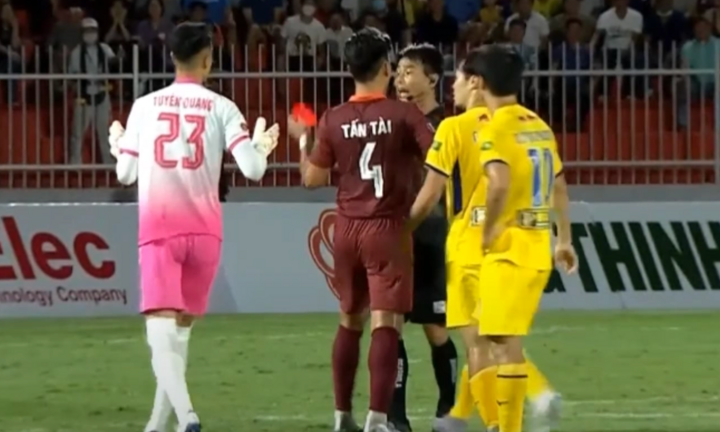 Giấu thẻ đỏ của trọng tài khi đồng đội phạm lỗi, Hồ Tấn Tài nhận thẻ vàng