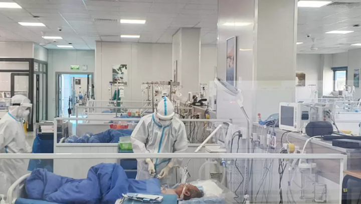 Gần 10.000 nhân viên y tế nghỉ việc trong 18 tháng qua