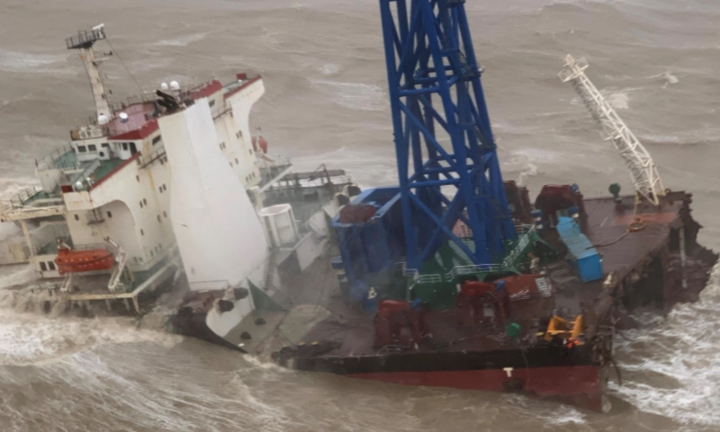 Trung Quốc tìm thấy 12 thi thể sau vụ tàu gãy đôi ngoài khơi biển Hong Kong