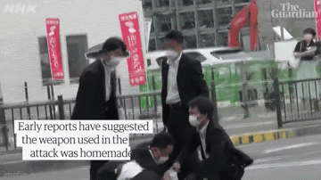 Video: Cận cảnh thời điểm nghi phạm tấn công cựu Thủ tướng Abe bị bắt giữ