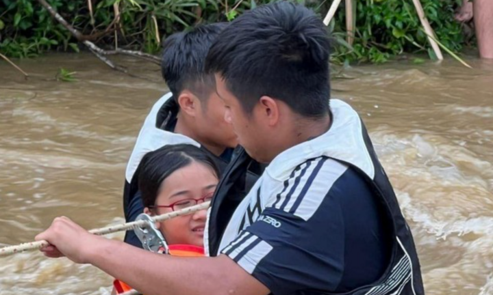 Đà Nẵng: Hơn 1 tiếng giải cứu 6 du khách bị mắc kẹt do nước lũ