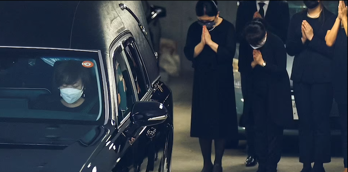 Xe tang đã đưa thi thể cựu Thủ tướng Abe tới chùa Zojoji