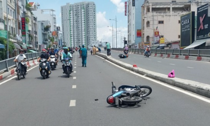 Tin tức tai nạn giao thông mới ngày 18/7: Xe máy lao vào dải phân cách, một người tử vong