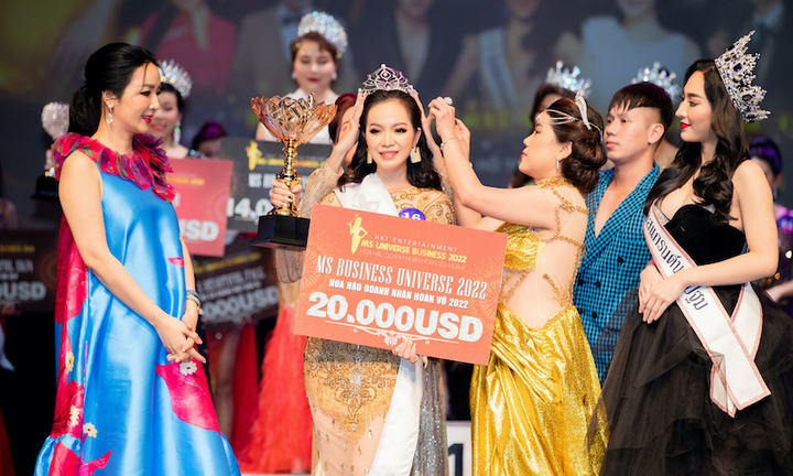 Trần Thị Ngọc Hoan đăng quang Hoa hậu Doanh nhân Hoàn vũ 2022