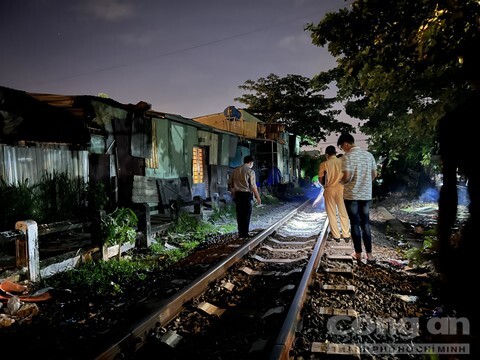 Tin tức tai nạn giao thông mới ngày 24/7: Đi trên đường ray sau khi nhậu, người đàn ông mù bị tàu hoả tông tử vong