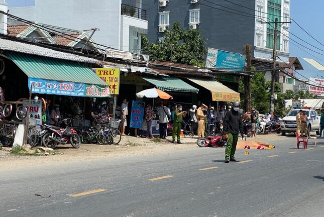 Tin tức tai nạn giao thông mới ngày 26/7: Hai người tử vong thương tâm dưới gầm xe container