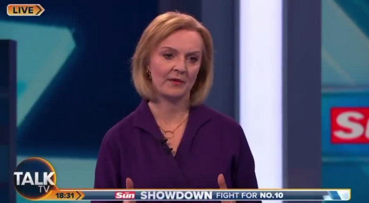 MC ngất xỉu trên sóng truyền hình, màn tranh luận của 2 ứng viên Thủ tướng Anh bị tạm hoãn