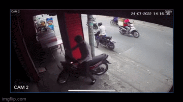 TP. HCM: Lao theo giữ xe máy bị trộm, nữ nhân viên ngã đường