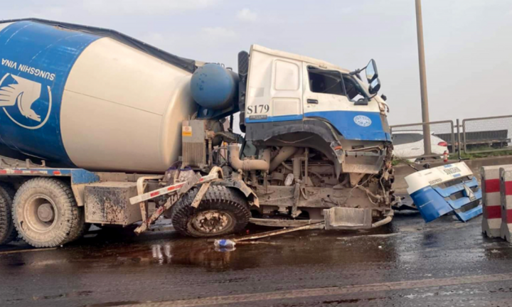 Tin tức tai nạn giao thông mới ngày 30/7: Xe bồn va chạm ô tô trên vành đai 3, giao thông ùn tắc nhiều giờ