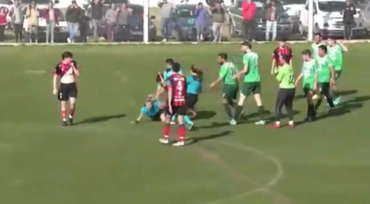 Nam cầu thủ hành hung nữ trọng tài vì đồng đội bị phạt thẻ vàng