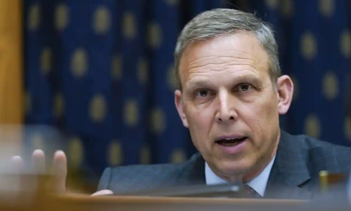 FBI tịch thu điện thoại của đồng minh thân thiết với ông Trump