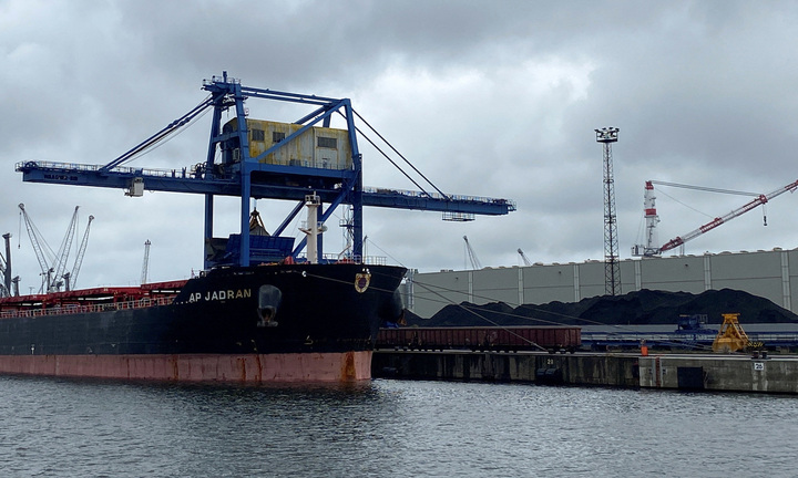 EU chính thức cấm nhập khẩu than đá Nga