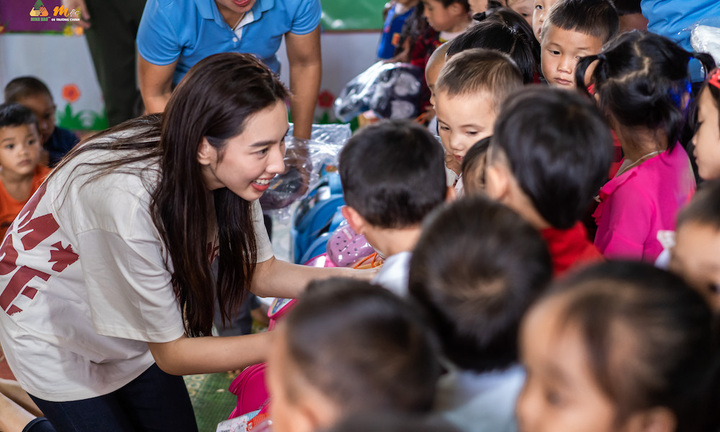 Hoa hậu Thuỳ Tiên tích cực làm từ thiện, lên vùng cao phát quà cho trẻ em