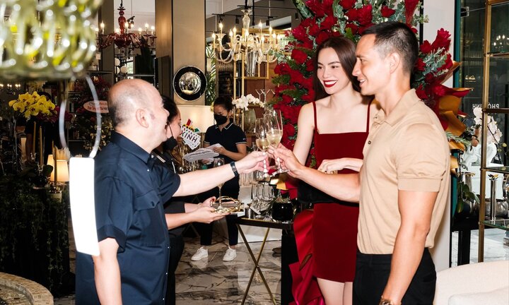 Vợ chồng Hà Hồ bất ngờ ghé thăm doanh nhân Dương Quốc Nam lúc tối muộn