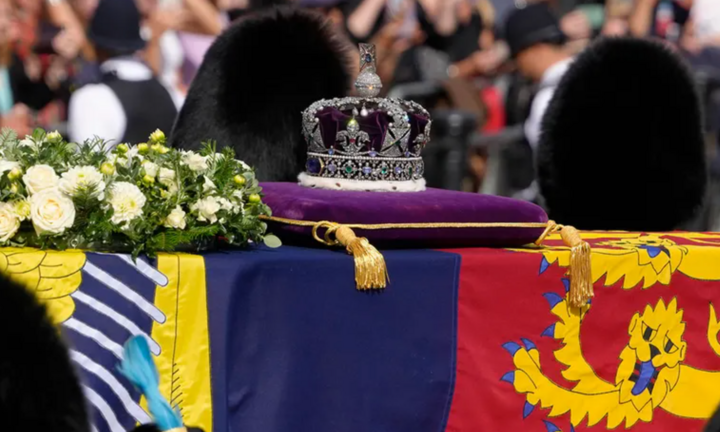 Cận cảnh chiếc Vương miện Nhà nước Hoàng gia đính gần 3.000 viên kim cương của Nữ hoàng Elizabeth II