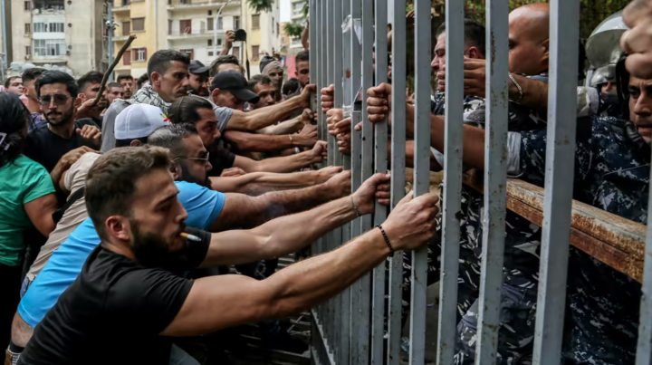 Ngân hàng ở Lebanon bị đóng cửa vô thời hạn vì liên tục bị cướp