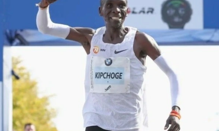 Eliud Kipchoge tiếp tục phá kỷ lục thế giới ở Berlin Marathon