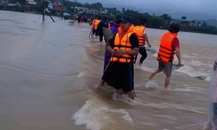 Nghệ An: Đi khám bệnh, hai vợ chồng bị lũ cuốn trôi trên đường trở về