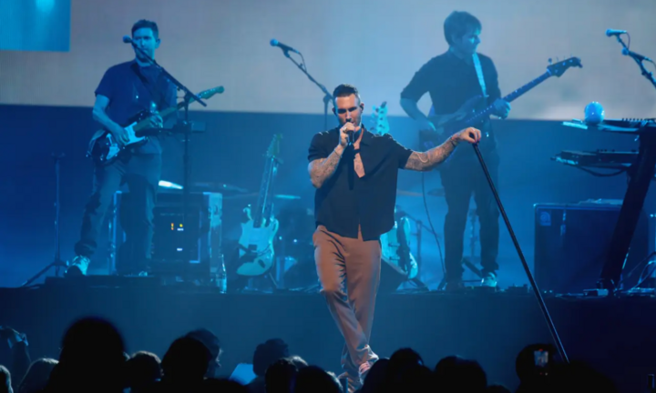 Adam Levine tái xuất sau bê bối ngoại tình, bà xã vẫn xuất hiện cổ vũ