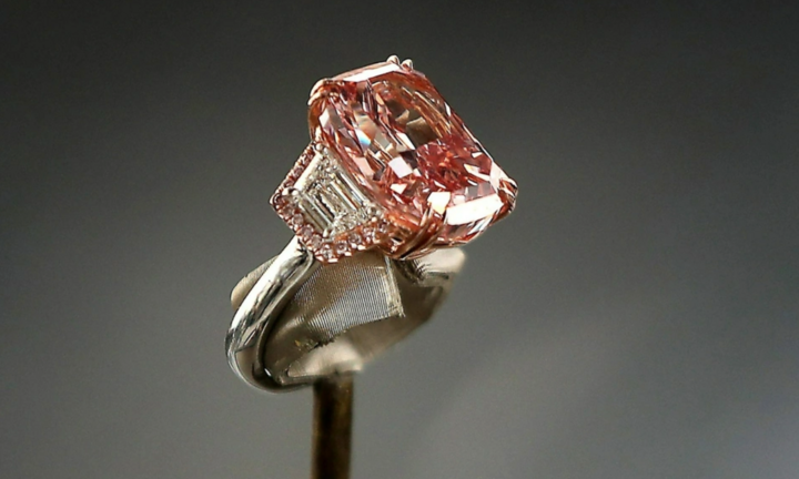 Kim cương hồng quý hiếm phá kỷ lục đấu giá ở Hong Kong