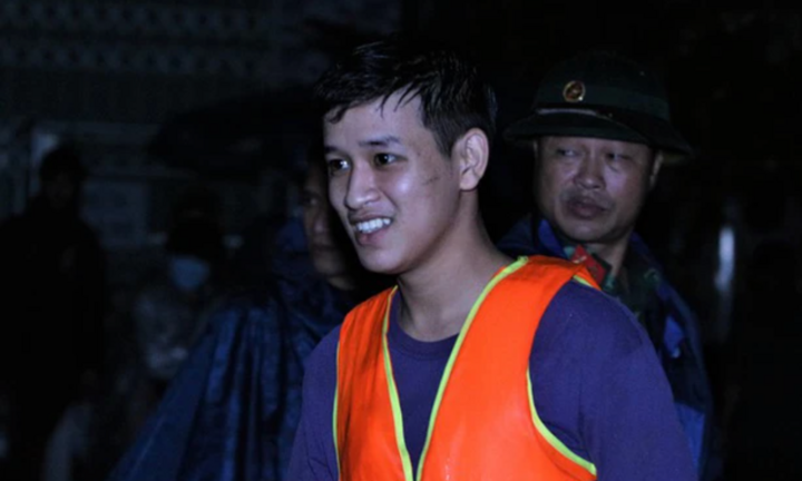 Đà Nẵng: Nam sinh 18 tuổi dầm mình dưới nước nhiều giờ, giải cứu người mắc kẹt do mưa lũ