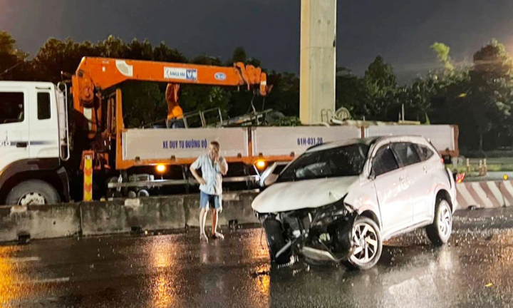 Tông dải phân cách trên xa lộ Hà Nội, ô tô 7 chỗ hư hỏng nặng