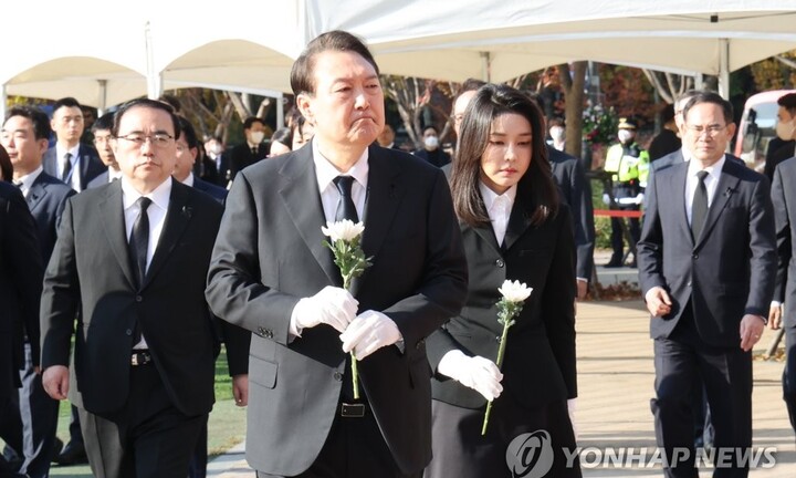 Ảnh: Tổng thống Hàn Quốc và phu nhân tưởng niệm các nạn nhân vụ giẫm đạp ở Itaewon