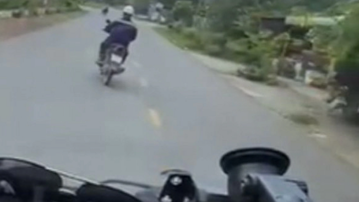 Công an làm việc với lái xe máy chặn đường xe cứu thương ở Bình Dương