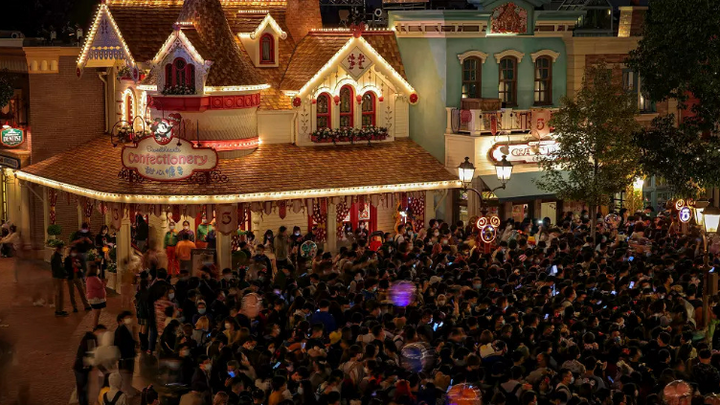 Disneyland Thượng Hải giữ du khách vì một ca COVID-19