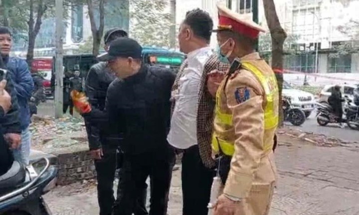 Bị yêu cầu dừng xe kiểm tra nồng độ cồn, tài xế say xỉn đá vào mặt cảnh sát