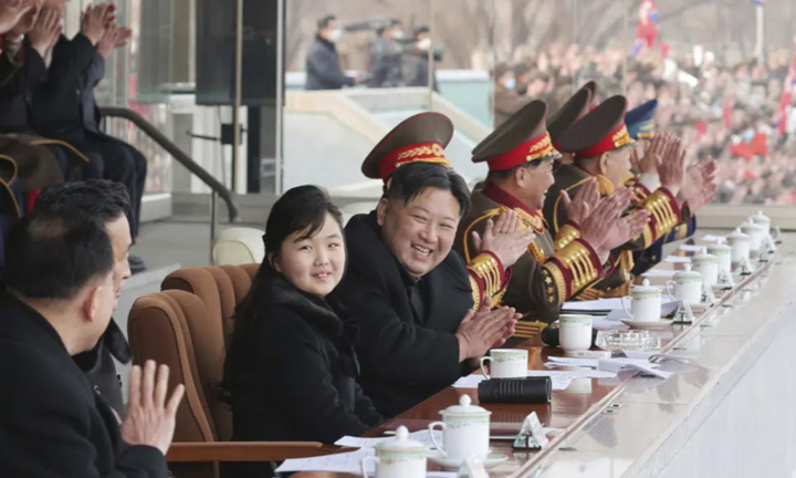 Ông Kim Jong-un đưa con gái đi xem bóng đá