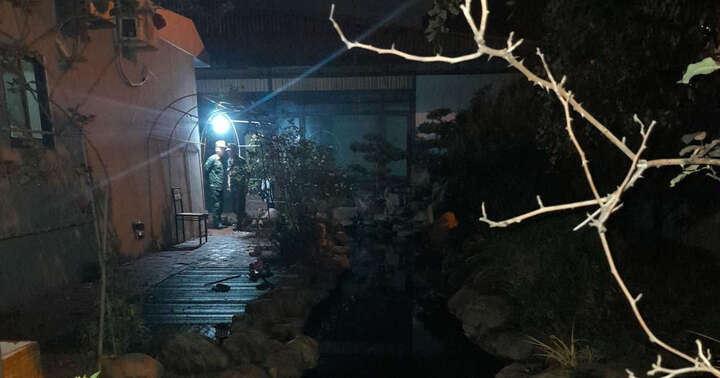 Hạ Long: Phát hiện thi thể 2 cháu bé đuối nước trong bể cá Koi