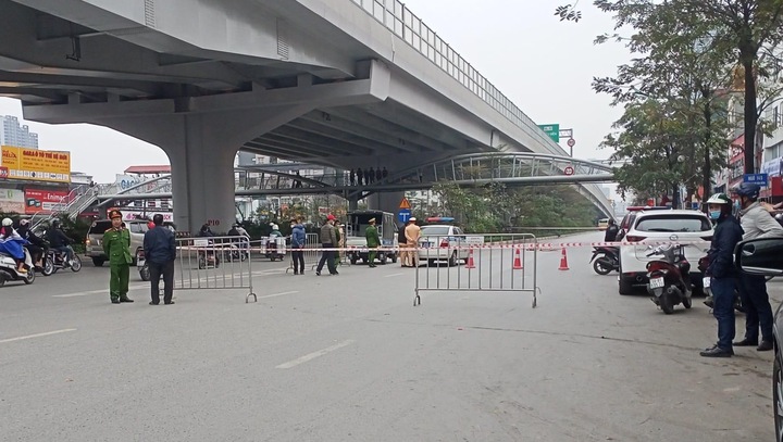 Hà Nội: Đi xe máy không biển đâm vào giải phân cách, nam tài xế tử vong tại chỗ