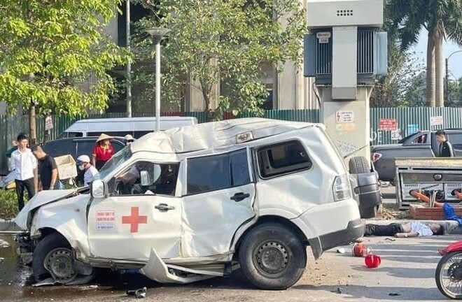 Xe cứu thương đâm vào trụ điện, tài xế tử vong