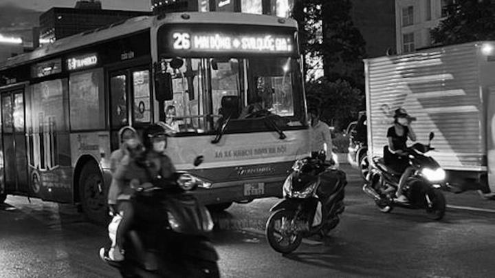 Hà Nội: Truy tìm thanh niên chặn đầu xe buýt, đòi hành hung tài xế