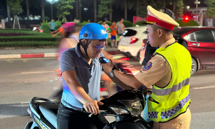 Tổ công tác đặc biệt Bộ Công an xử phạt lái xe vi phạm nồng độ cồn ở Thái Nguyên