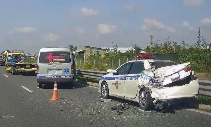 Xe cứu thương đâm vào xe CSGT đang làm nhiệm vụ trên cao tốc Trung Lương - Mỹ Thuận