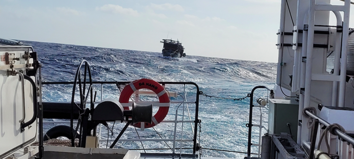 Cứu nạn 39 ngư dân Quảng Ngãi trôi dạt giữa Biển Đông